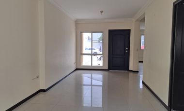 Casa de alquiler en Urbanización Villa Club, 3 dormitorios con baño propio.