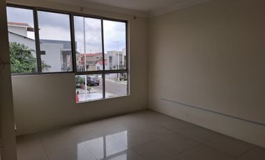 Casa de alquiler en Urbanización Villa Club, 3 dormitorios con baño propio.