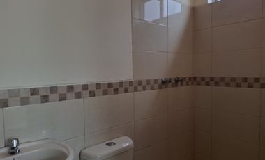 Casa de alquiler en Urbanización Villa Club, 3 dormitorios con baño propio.