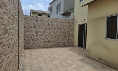 Casa de alquiler en Urbanización Villa Club, 3 dormitorios con baño propio.