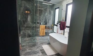 Strategis dekat akses toll!finishing premium, Private Pool Nego sampai jadi Jual cepat Rumah siap huni di Puri Mansion