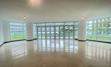 📣PRICE DROP!🚨Makati City, Rare Garden Unit Condo for Sale in Two Roxas Triangle