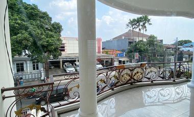 RUMAH BAGUS TENGAH KOTA STRATEGIS COCOK UNTUK USAHA SIAP PAKAI DI CIKAWAO BANDUNG