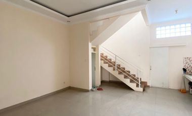 RUMAH BAGUS TENGAH KOTA STRATEGIS COCOK UNTUK USAHA SIAP PAKAI DI CIKAWAO BANDUNG