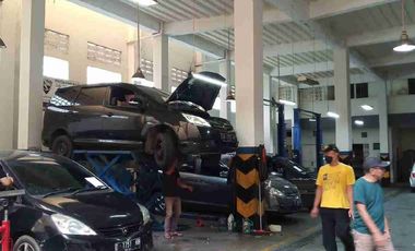 DIsewakan & dijual*Gedung Show Room Include Bengkel berikut peralatan Lift mobil dll & Body Repair Oven