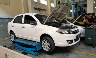DIsewakan & dijual*Gedung Show Room Include Bengkel berikut peralatan Lift mobil dll & Body Repair Oven