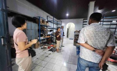 DIsewakan & dijual*Gedung Show Room Include Bengkel berikut peralatan Lift mobil dll & Body Repair Oven
