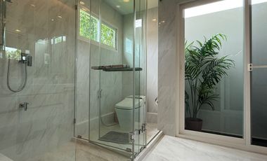 Single House for Sale –  Mantana Motorway-New Krungthep Kretha Corner Plot Facing the Park