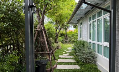 Single House for Sale –  Mantana Motorway-New Krungthep Kretha Corner Plot Facing the Park