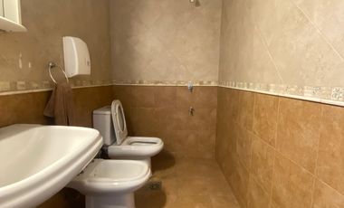 Galpon Ubicado en San Lorenzo 1900 - 2 Baños, 3 Ofic. (370m2)