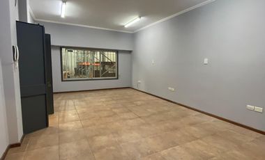 Galpon Ubicado en San Lorenzo 1900 - 2 Baños, 3 Ofic. (370m2)