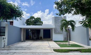 Casa de 1 planta, con alberca, en privada con amenidades.