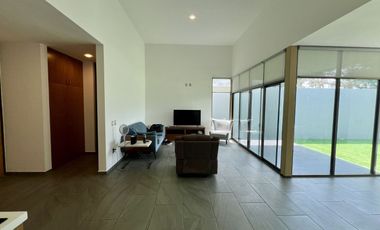 Casa de 1 planta, con alberca, en privada con amenidades.