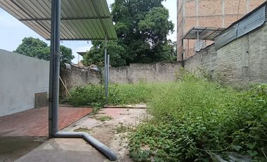 Se vende local como terreno en el sector del Mercado El Huequito en Tarapoto.