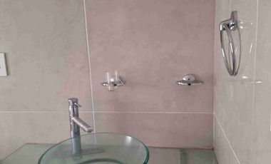 Atrás de la Universidad