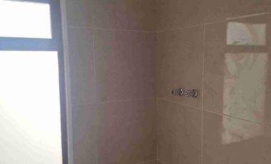 Atrás de la Universidad