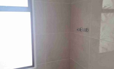 Atrás de la Universidad