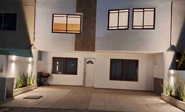 Atrás de la Universidad