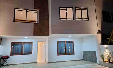 Atrás de la Universidad