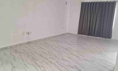 Atrás de la Universidad