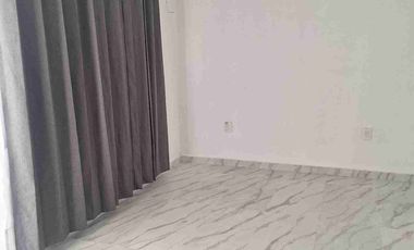 Atrás de la Universidad