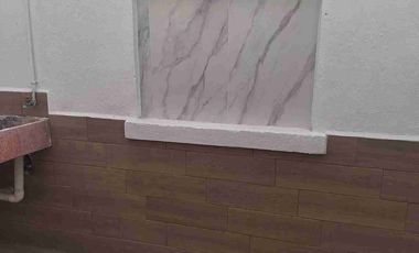 Atrás de la Universidad