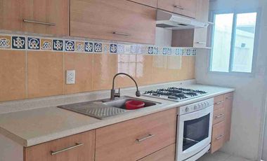 Atrás de la Universidad