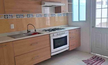 Atrás de la Universidad