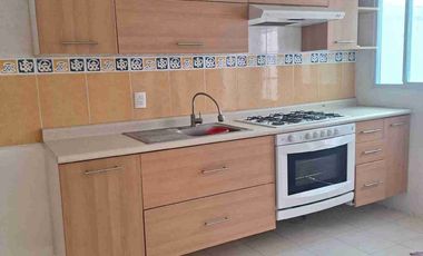 Atrás de la Universidad