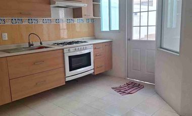 Atrás de la Universidad