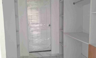 Atrás de la Universidad