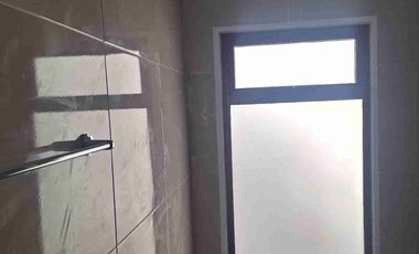 Atrás de la Universidad