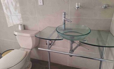 Atrás de la Universidad