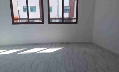 Atrás de la Universidad