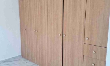 Atrás de la Universidad