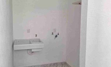 Atrás de la Universidad