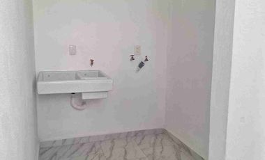 Atrás de la Universidad