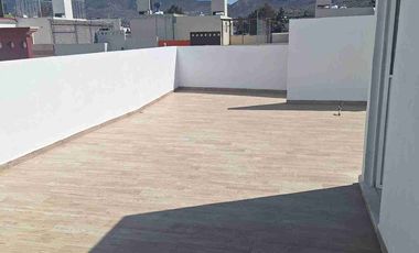 Atrás de la Universidad