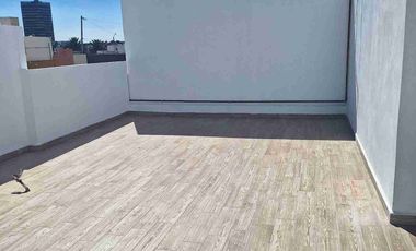 Atrás de la Universidad