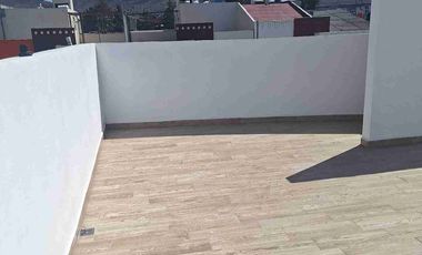 Atrás de la Universidad