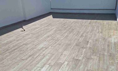 Atrás de la Universidad