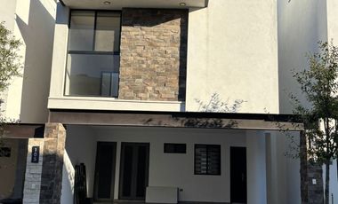 Casa con 140 m² Superficie de Terreno y 3 Recámaras en Renta en Montellán