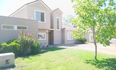 VENTA CASA SANTA ELENA, CERCANA A COLEGIOS Y ACCESO A AUTOPISTA LOS LIBERTADORES