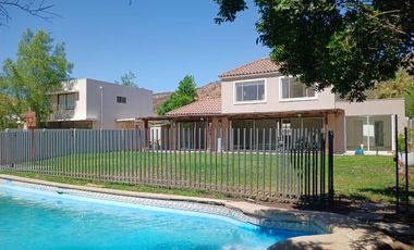 VENTA CASA SANTA ELENA, CERCANA A COLEGIOS Y ACCESO A AUTOPISTA LOS LIBERTADORES