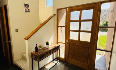 VENTA CASA SANTA ELENA, CERCANA A COLEGIOS Y ACCESO A AUTOPISTA LOS LIBERTADORES