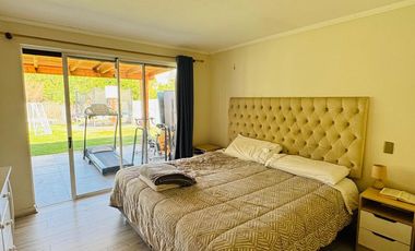 VENTA CASA SANTA ELENA, CERCANA A COLEGIOS Y ACCESO A AUTOPISTA LOS LIBERTADORES