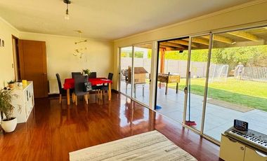 VENTA CASA SANTA ELENA, CERCANA A COLEGIOS Y ACCESO A AUTOPISTA LOS LIBERTADORES