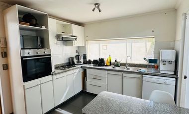 VENTA CASA SANTA ELENA, CERCANA A COLEGIOS Y ACCESO A AUTOPISTA LOS LIBERTADORES