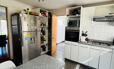 VENTA CASA SANTA ELENA, CERCANA A COLEGIOS Y ACCESO A AUTOPISTA LOS LIBERTADORES