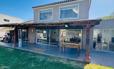 VENTA CASA SANTA ELENA, CERCANA A COLEGIOS Y ACCESO A AUTOPISTA LOS LIBERTADORES